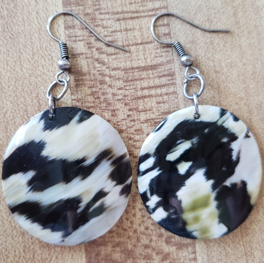 Round Shell Dangle Earrings